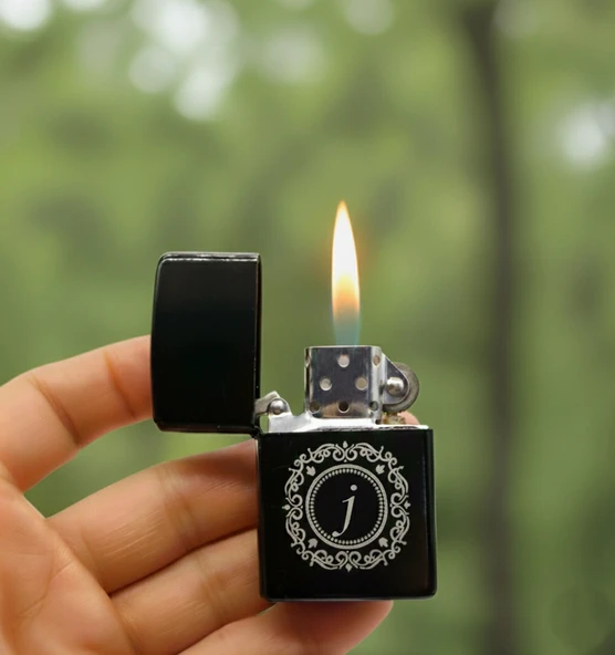 J Harfli Kişiye Özel Harf Baskılı Benzinli Çakmak ürün görseli 1