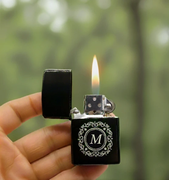 M Harfli Kişiye Özel Harf Baskılı Benzinli Çakmak ürün görseli 1