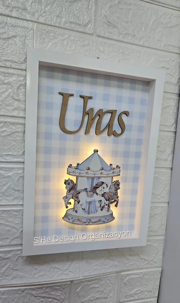 BEBEK İSMİNE ÖZEL HAZIRLANAN AHŞAP OBJELİ LEDLİ KAPI SÜSÜ