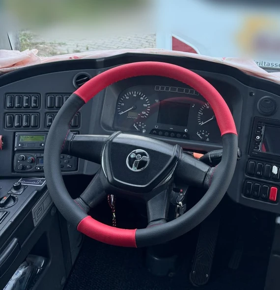 DİKİŞLİ DİREKSİYON KILIFI SİYAH DERİ KIRMIZI DERİ KIRMIZI DİKİŞLİ TEMSA SAFİR OTOBÜS İÇİN ürün görseli