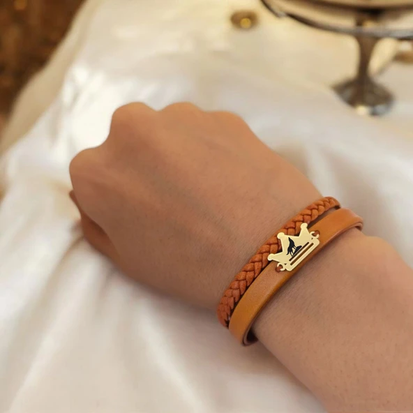 Sembole Özel Doğal Kahverengi Derili 14 Ayar Altın Plakalı Taç Motifli Hediye Bileklik-467 - Resim 2