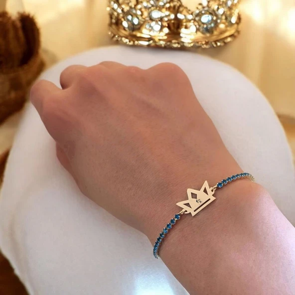 Sembole Özel Mavi Taş Desenli Zincirli 14 Ayar Altın Plakalı Taç Figürlü Hediye Bileklik-466 - Resim 2