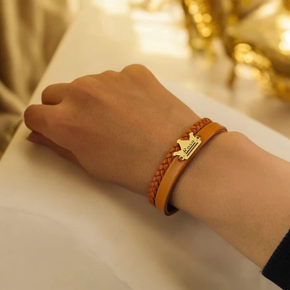 İsme Özel Taç Motifli Doğal Kahverengi Derili 14 Ayar Altın Plakalı Hediye Bileklik-467 - Resim 2