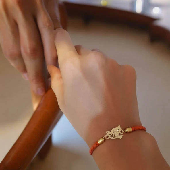 İsme Özel Kuş Figürlü Doğal Turuncu Derili 14 Ayar Altın Plakalı Hediye Bileklik-468 - Resim 2