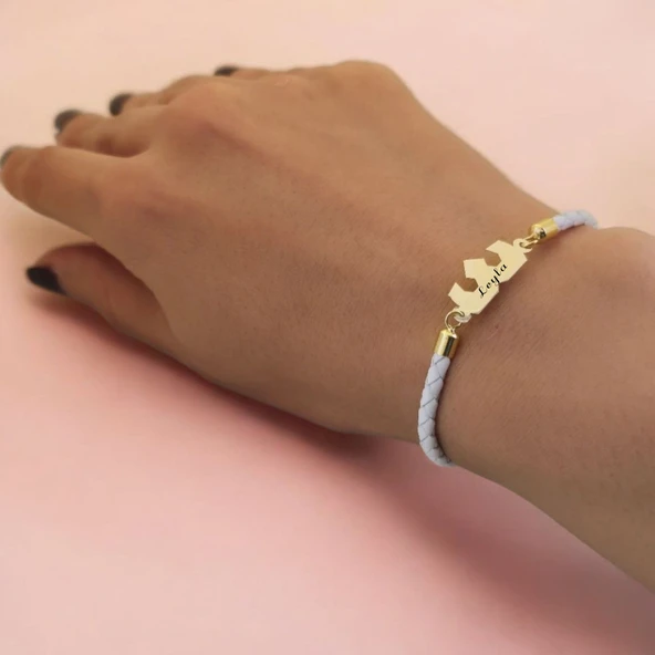 İsme Özel Taç Motifli Doğal Beyaz Derili 14 Ayar Altın Plakalı Hediye Bileklik-465 - Resim 2