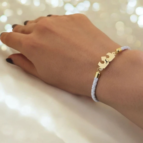 Harfe Özel 14 Ayar Altın Plakalı Taç Motifli Doğal Beyaz Derili Hediye Bileklik-465 - Resim 2