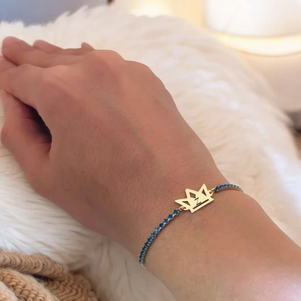 Harfe Özel Zincirli 14 Ayar Altın Plakalı Taç Figürlü Mavi Taş Desenli Hediye Bileklik-466 - Resim 4