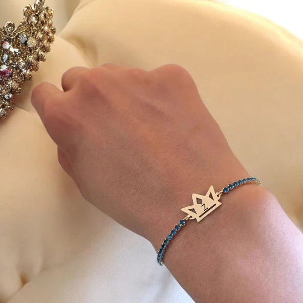 Harfe Özel Zincirli 14 Ayar Altın Plakalı Taç Figürlü Mavi Taş Desenli Hediye Bileklik-466 - Resim 2