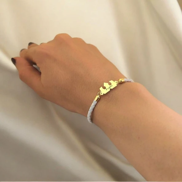 İsme Özel Taç Motifli Doğal Beyaz Derili 14 Ayar Altın Plakalı Hediye Bileklik-465 - Resim 3