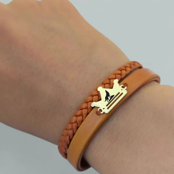 Sembole Özel Doğal Kahverengi Derili 14 Ayar Altın Plakalı Taç Motifli Hediye Bileklik-467 - Resim 3