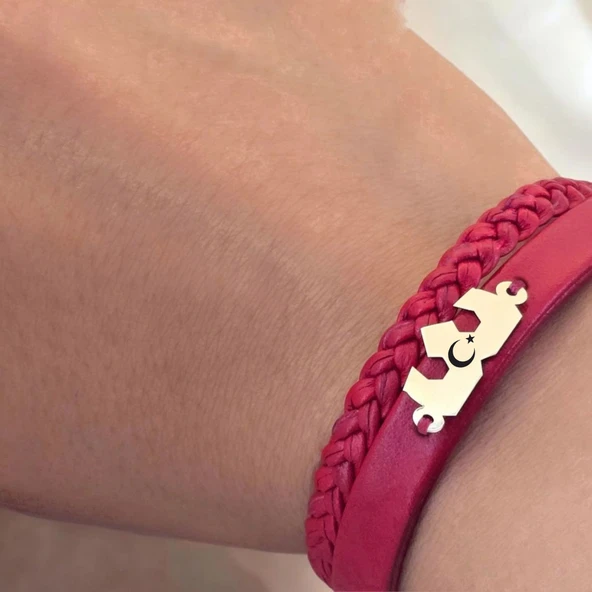 Sembole Özel Koyu Kırmızı Derili 14 Ayar Altın Plakalı Taç Figürlü Hediye Bileklik-470 - Resim 3