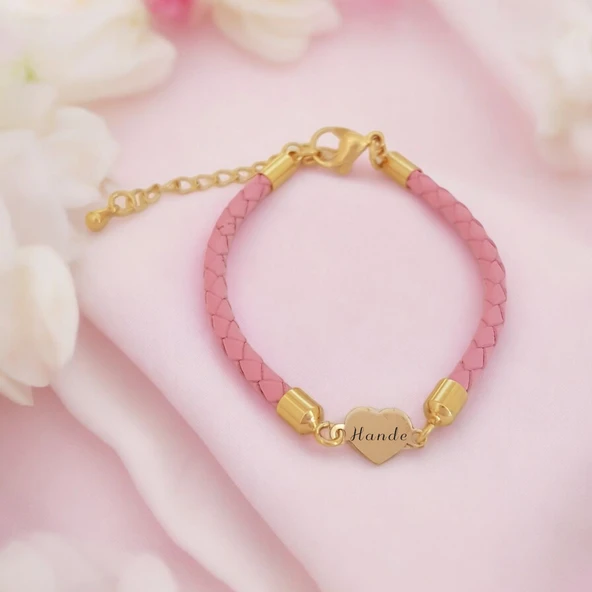 İsme Özel Kalp Motifli Doğal Pembe Derili 14 Ayar Altın Plakalı Hediye Bileklik-473 ürün görseli