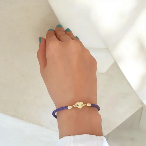 İsme Özel Kalp Figürlü Doğal Mor Derili 14 Ayar Altın Plakalı Hediye Bileklik-472 - Resim 2