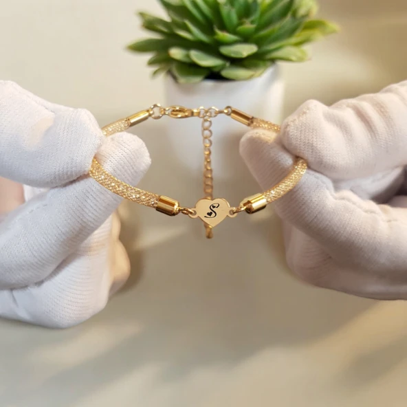 Harfe Özel 14 Ayar Altın Plakalı Kalp Figürlü Hasır Kordonlu Hediye Bileklik-474 ürün görseli