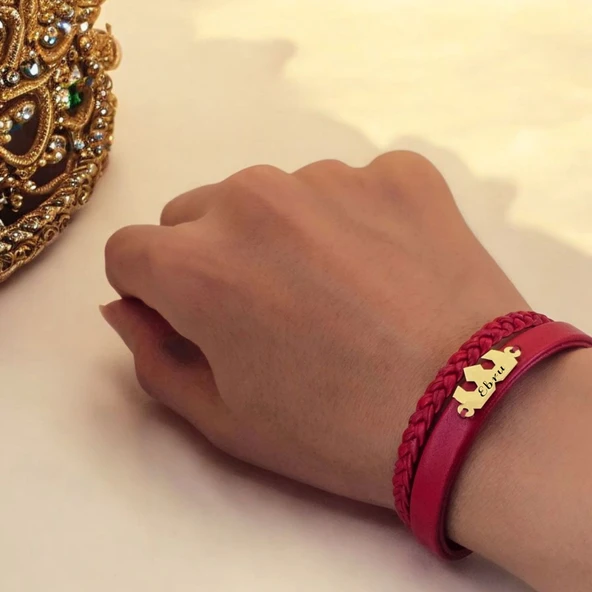 İsme Özel Taç Figürlü Koyu Kırmızı Derili 14 Ayar Altın Plakalı Hediye Bileklik-470 - Resim 2