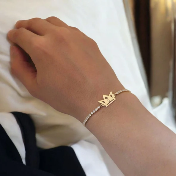 Harfe Özel Zincirli 14 Ayar Altın Plakalı Taç Motifli Beyaz Taş Desenli Hediye Bileklik-471 - Resim 4