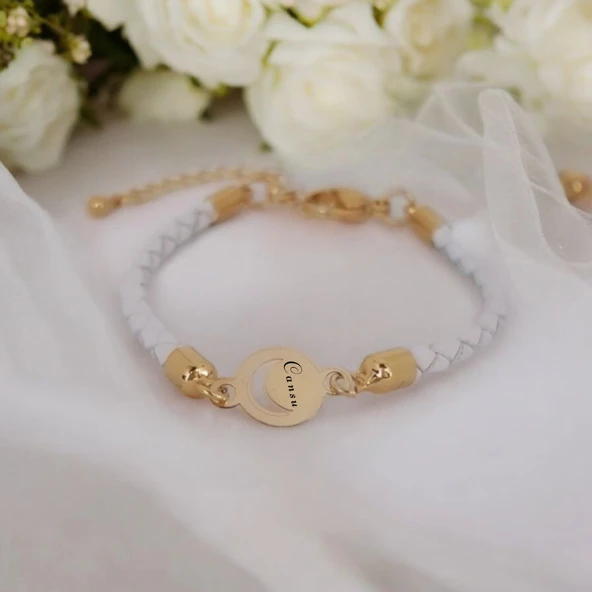 İsme Özel Ay Motifli Doğal Beyaz Derili 14 Ayar Altın Plakalı Hediye Bileklik-477 ürün görseli