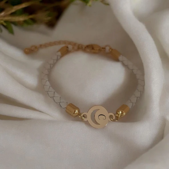 Harfe Özel 14 Ayar Altın Plakalı Ay Motifli Doğal Beyaz Derili Hediye Bileklik-477 ürün görseli