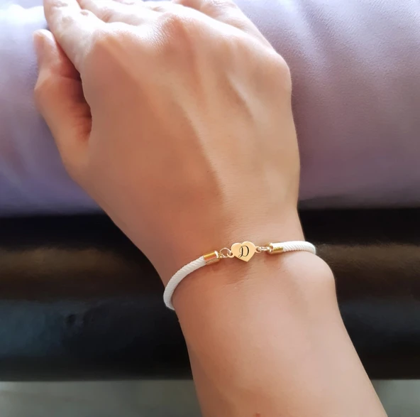 Harfe Özel 14 Ayar Altın Plakalı Kalp Figürlü Beyaz İpek Örgülü Hediye Bileklik-478 - Resim 2