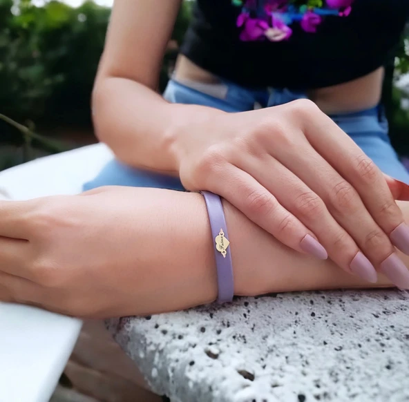 İsme Özel Kalp Motifli Doğal Mor Derili 14 Ayar Altın Plakalı Hediye Bileklik-479 - Resim 2