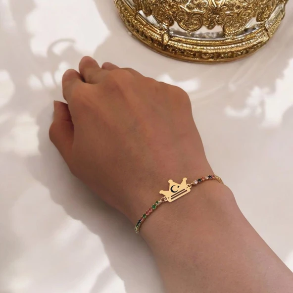 Sembole Özel Renkli Taş Desenli Zincirli 14 Ayar Altın Plakalı Taç Motifli Hediye Bileklik-489 - Resim 2