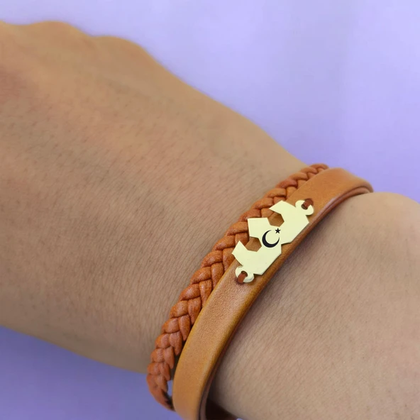 Sembole Özel Hakiki Kahverengi Derili 14 Ayar Altın Plakalı Taç Figürlü Hediye Bileklik-491 - Resim 4