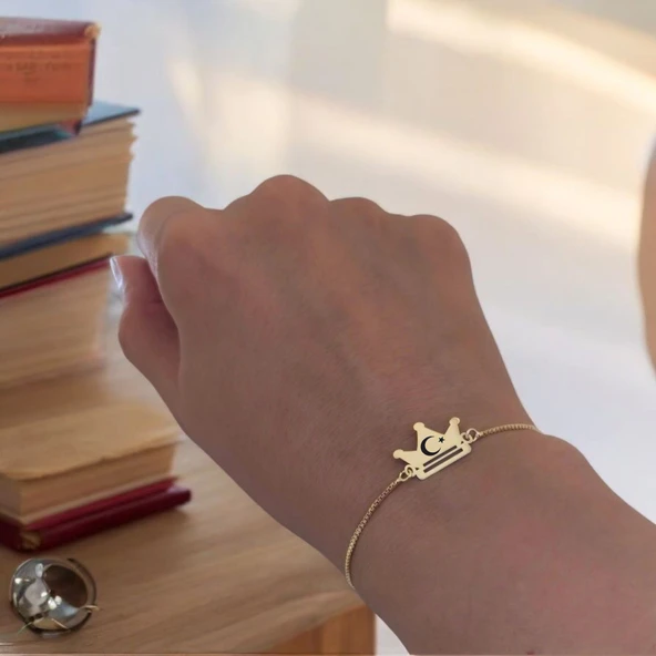 Sembole Özel Altın Renkli Zincirli 14 Ayar Altın Plakalı Taç Motifli Hediye Bileklik-492 - Resim 2