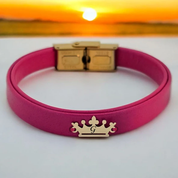 Harfe Özel 14 Ayar Altın Plakalı Taç Figürlü Doğal Pembe Derili Hediye Bileklik-495 ürün görseli
