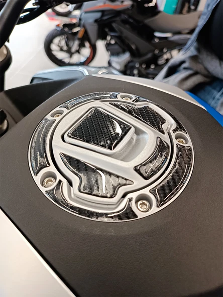 CF-250/SR İLE UYUMLU DEPO KAPAĞI 6D KARBON KAYDIRMAZ TANK PAD CFDK01 - Resim 2