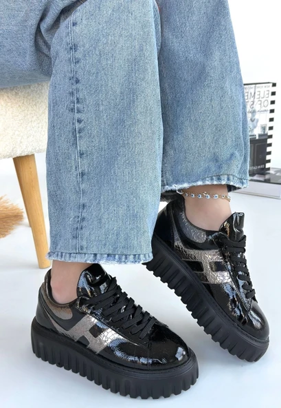 Gesti Siyah Rugan Platin Detaylı Bağcıklı Spor Ayakkabı ürün görseli