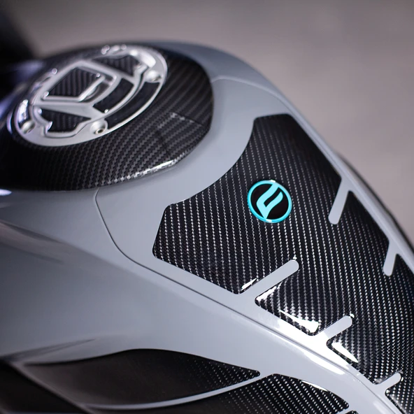 CF-250/SR İLE UYUMLU DEPO VE DEPO KAPAĞI 6D KARBON KAYDIRMAZ TANK PAD CFDKS01 - Resim 2