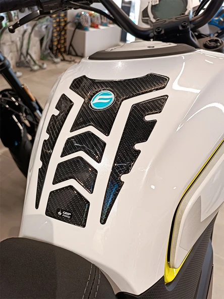 CF-450/NK İLE UYUMLU DEPO VE DEPO KAPAĞI 6D KARBON KAYDIRMAZ TANK PAD CFDKS01 - Resim 2