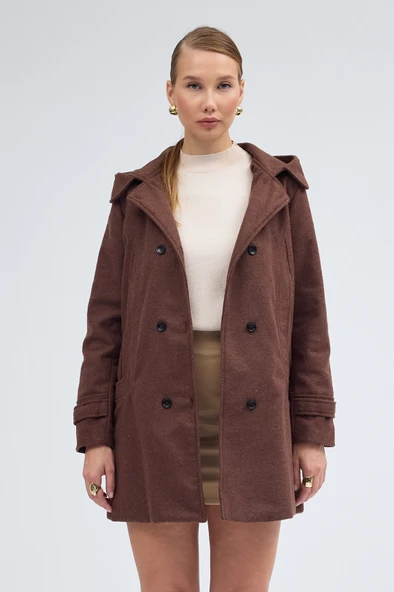 Yaka Detaylı Büyük Düğmeli Kaşe Kaban