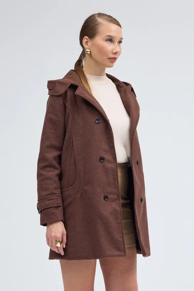 Yaka Detaylı Büyük Düğmeli Kaşe Kaban