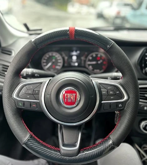 FİAT EGEA 2020-2025 ARACA ÖZEL DİKMELİ DİREKSİYON KILIFI NOKTA 5D KARBON KIRMIZI YÜZÜKLÜ ürün görseli