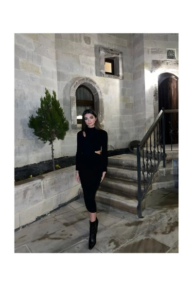 Siyah Bel ve Yaka Dekolteli Triko Elbise - 3