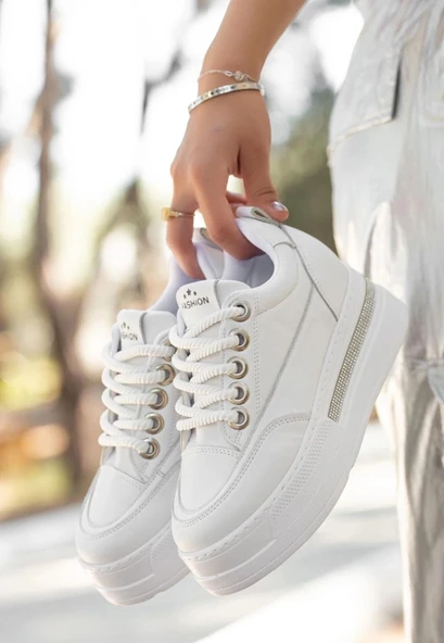 Lulu Beyaz Cilt Bağcıklı Spor Ayakkabı ürün görseli 1