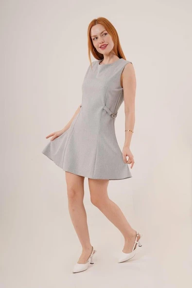 Yanları Zincir Detaylı Sıfır Kol Gri Mini Elbise - Resim 4