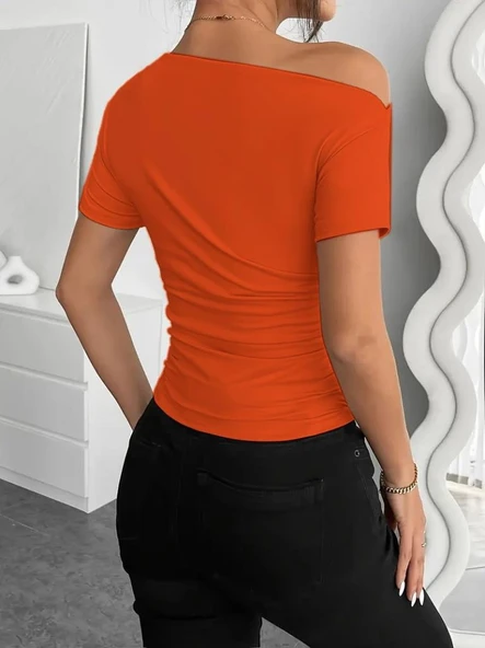 Kadın Kısa Kollu Tek Omuzu Açık Büzgülü Viskon Bluz - Resim 4