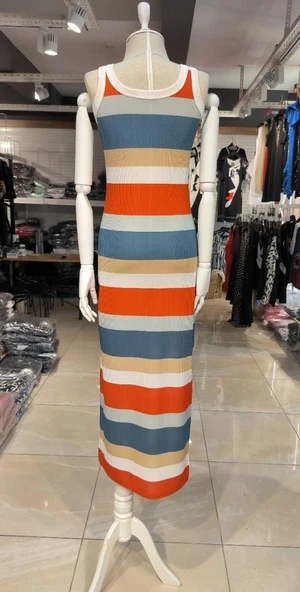 Kadın Kolsuz şerit Desenli Büzgü Yırtmaçlı Pegasus Kumaş Elbise - Resim 7