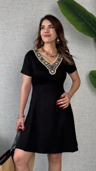 Kadın Penye Kumaş Çiçek Desenli Nakışlı Elbise ürün görseli