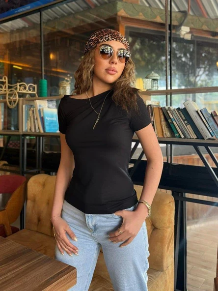 Kadın Kısa Kollu Tek Omuzu Açık Büzgülü Viskon Bluz - Resim 2