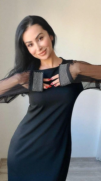 Kadın Uzun Kollu Yakası Yanlardan Hafif Açık Kollar Tül Ve Taş Detay Kısa Krep Elbise - Resim 3