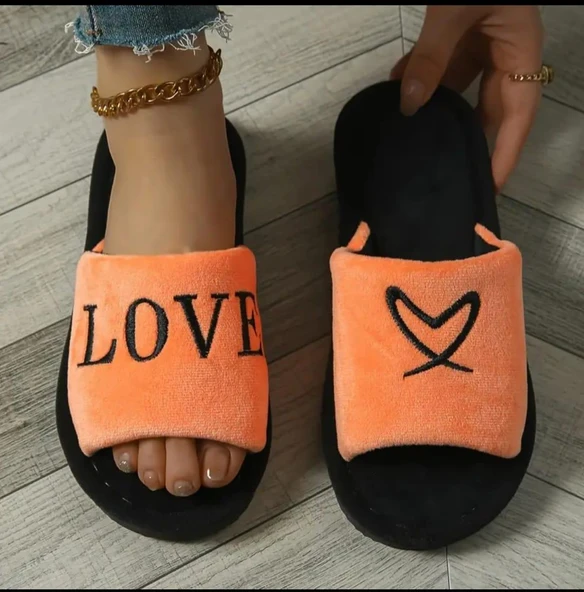 Kadın Kalp Desenli Peluş Ev Terliği