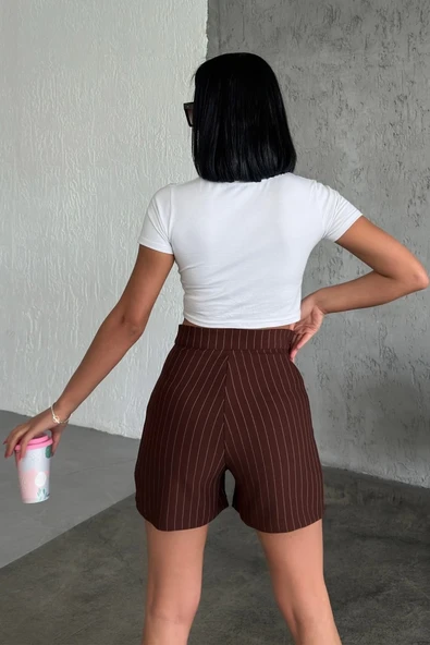 Zarif Ve Şıklığı Bir Arada Sunan Yüksek Bel Krep Esnek Çimalı Çizgili Şort Kahverengi - Resim 4