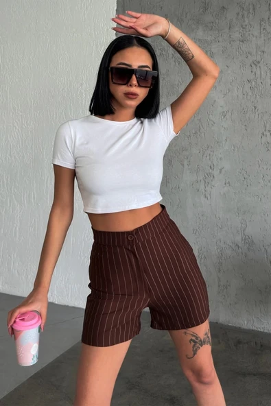 Zarif Ve Şıklığı Bir Arada Sunan Yüksek Bel Krep Esnek Çimalı Çizgili Şort Kahverengi - Resim 2