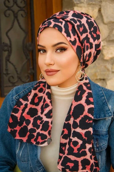 Siyah Gülkurusu Desenli Atkılı Bone ürün görseli