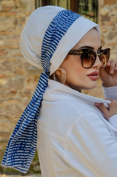 Beyaz Mavi Çizgi Desen Fularlı Bone - Resim 2