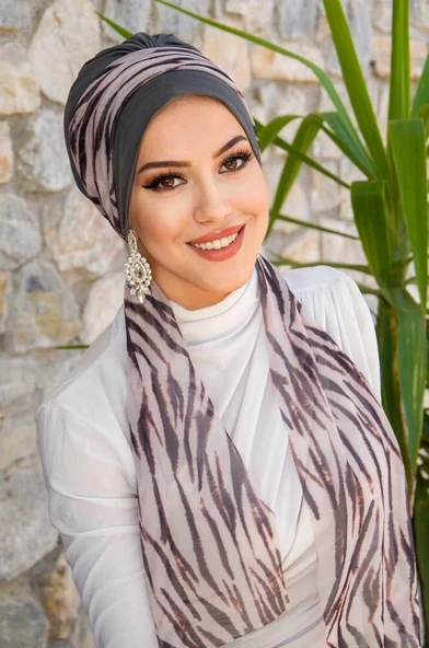 Füme Zebra Fularlı Bone ürün görseli