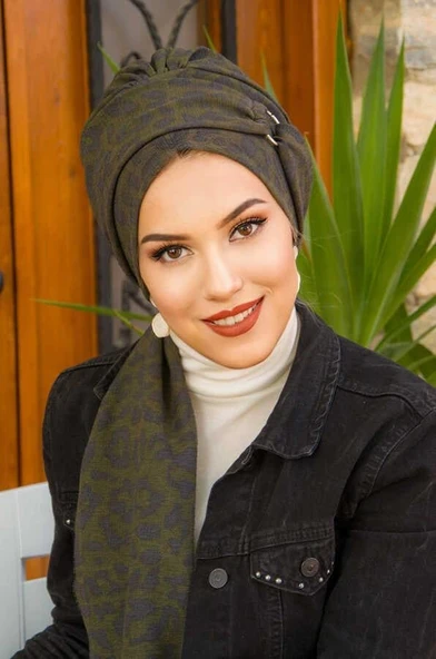 Haki Desenli Krınkıl Toka Detaylı Atkılı Bone ürün görseli